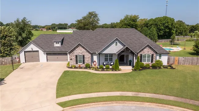 Craftsman home with garage in the Fort Smith, Arkansas area